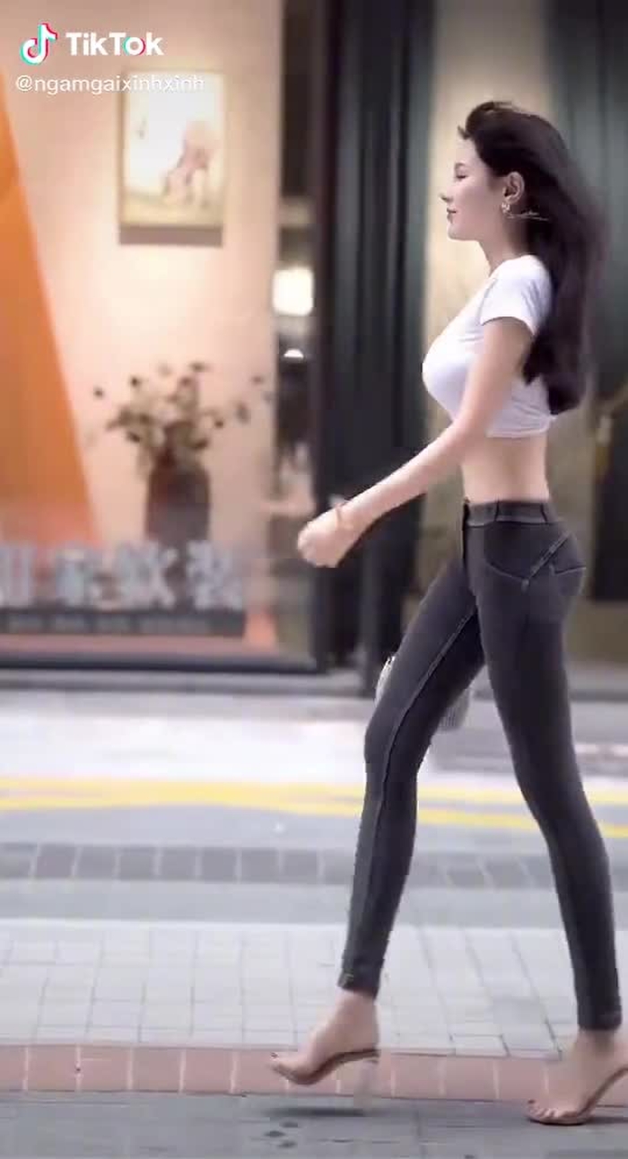 #gaixinh #TikTokFashUP Lâu rồi em lại được dạo phố