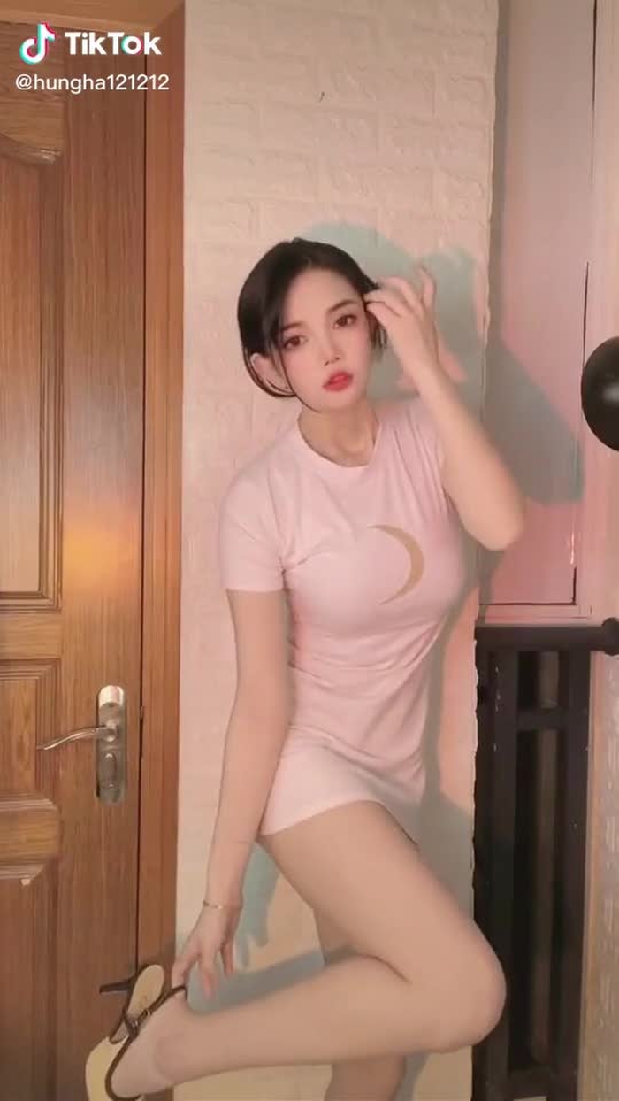 Đu đưa theo điệu nhạc lạc vào trái tim anh#gái_đẹp #gáixinh #gái #gáidep #gáixinhtiktok 6