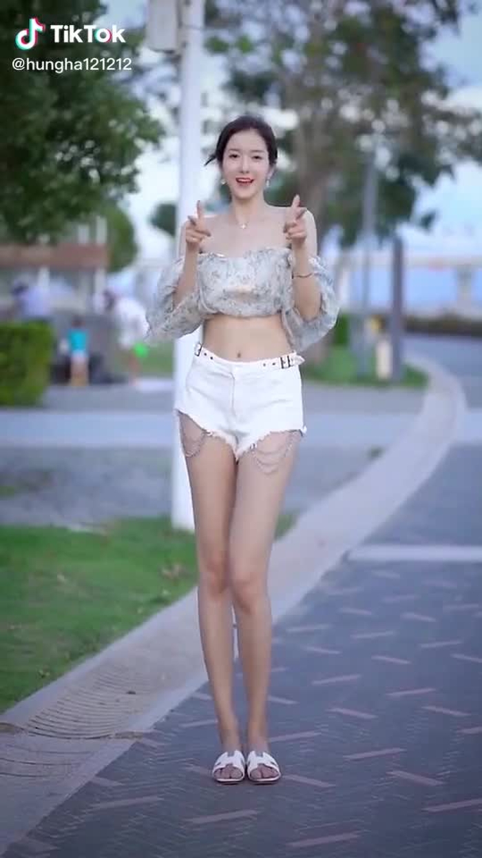 Đu đưa theo điệu nhạc lạc vào trái tim anh#gái_đẹp #gáixinh #gái #gáixinhtiktok #gáidep 2