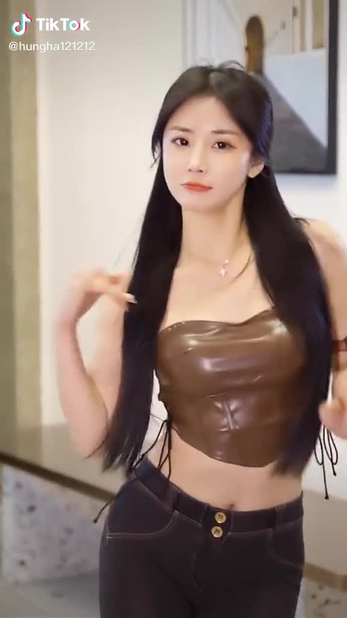 Đu đưa theo điệu nhạc lạc vào trái tim anh#gái_đẹp #gáixinh #gái #gáixinhtiktok #gáidep 9