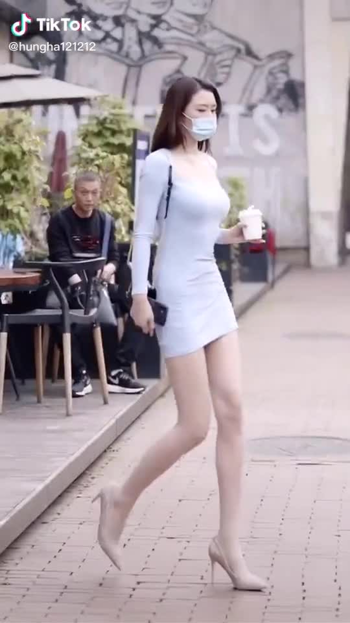 Em là bóng hồng đi qua đời ai
