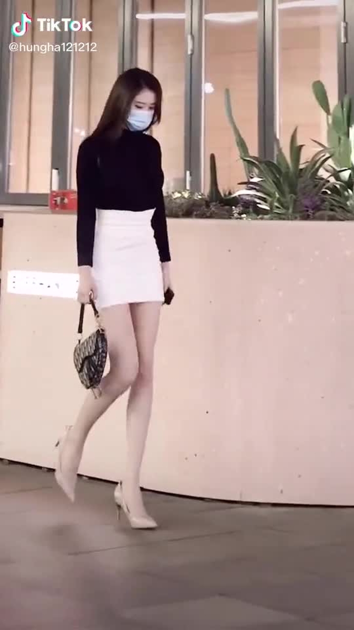 Chân dài dạo phố đêm#gái #gáixinh #gáixinhtiktok #gái_đẹp #gáidep #gáingon