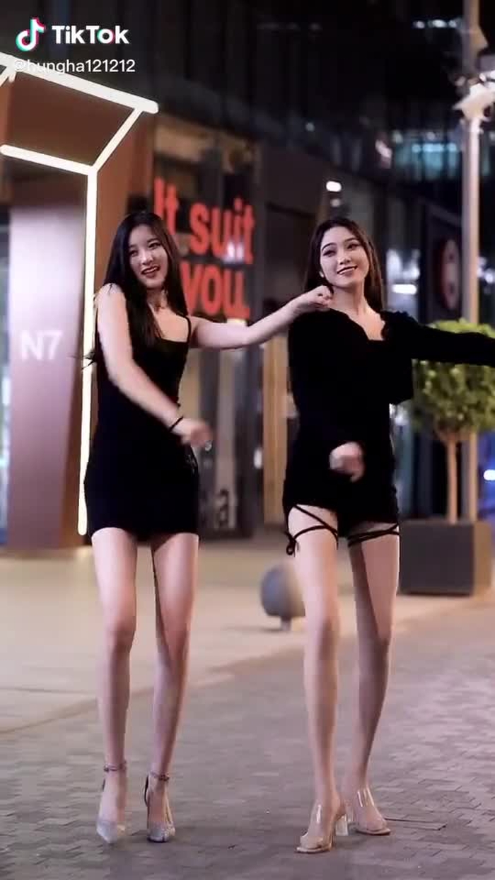 Nhảy trên phố anh có muốn ngắm em không#gái #gáixinh #gáixinhtiktok #gái_đẹp #gáidep #gáingon