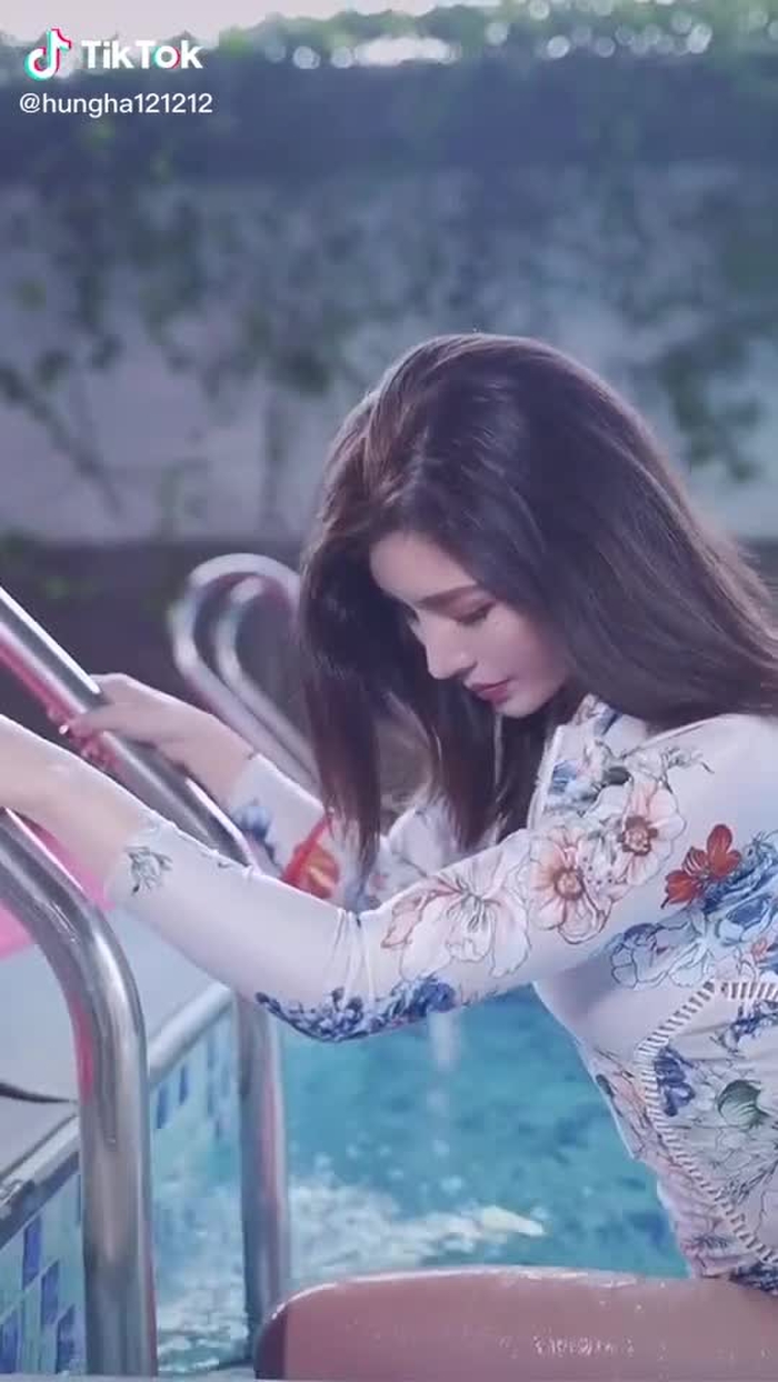 Gái đẹp bên bể bơi#gái #gáingon #gáixinhtiktok #gái_đẹp #gáixinh18tv #gáixinh18tv