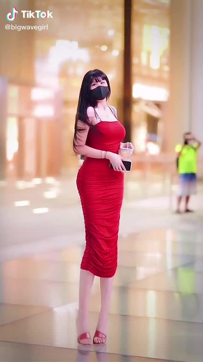 The girl in the red dress with a height of 1.83 meters#beautiful #Sexy #foryou