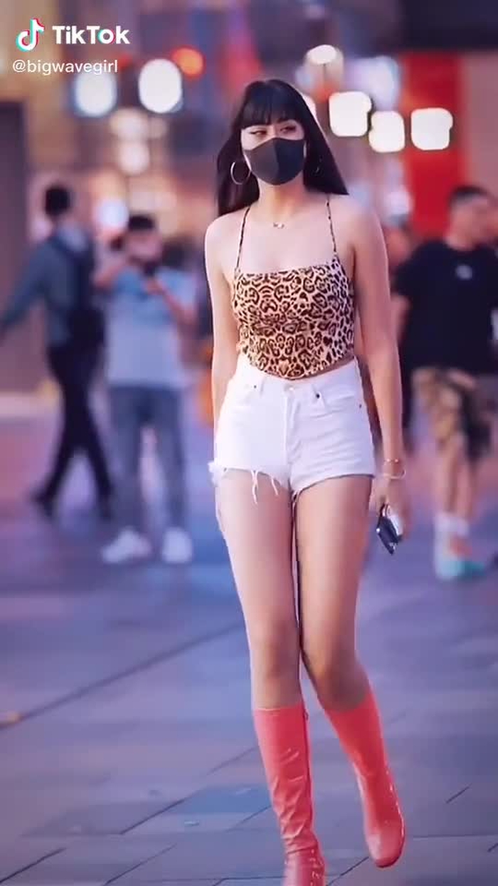 Street shooting, beautiful women's pants are a bit tight🤪#beautiful #foryou