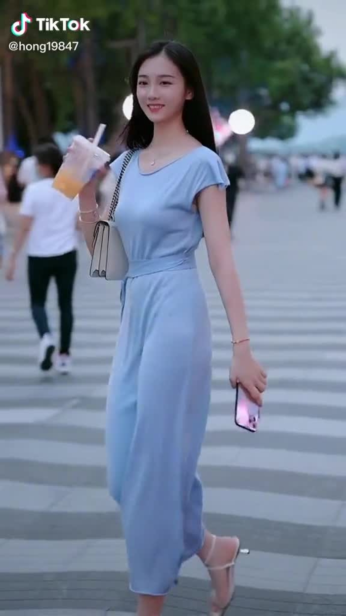 来一杯奶茶吗#美人が来た #biutifullgrils #おすすめ #chinesegirl #街拍时尚