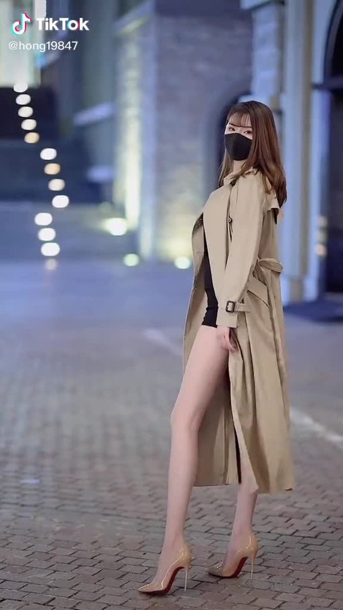 天气再凉也挡不住秀腿的热情#biutifullgrils #おすすめ #chinesegirl #街拍时尚