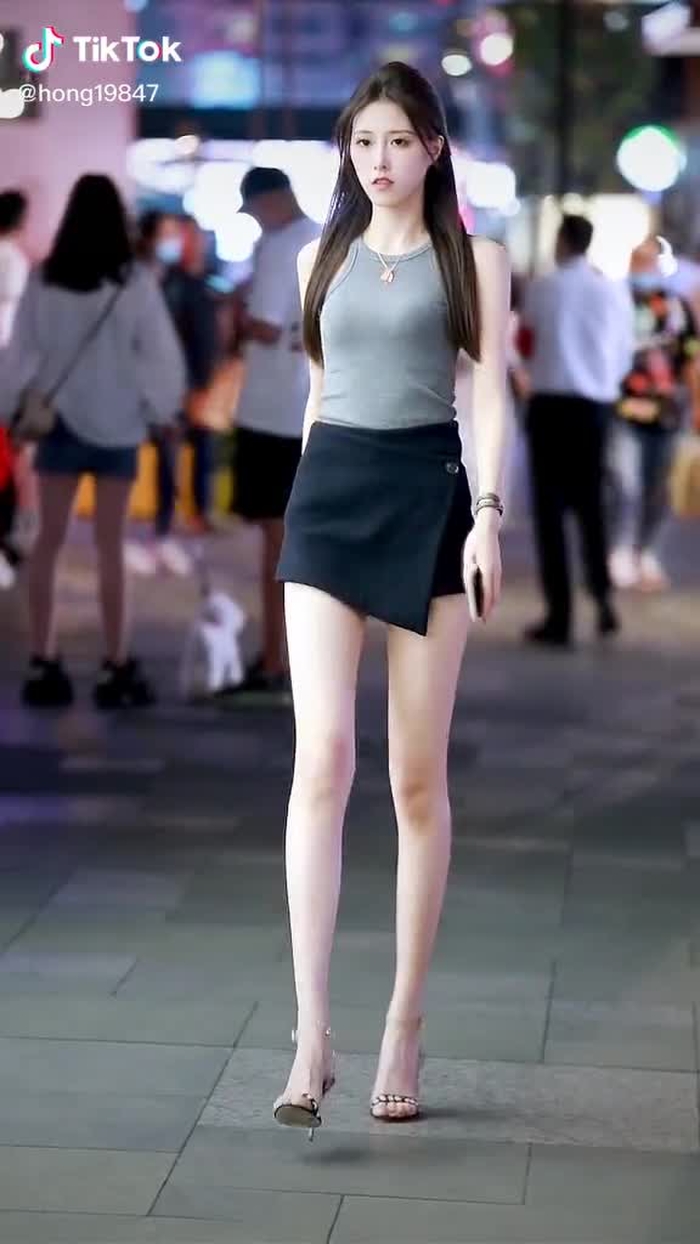 对比一下，喜欢哪一位#biutifullgrils #chinesegirl #おすすめ #大长细腿 #街拍时尚 5