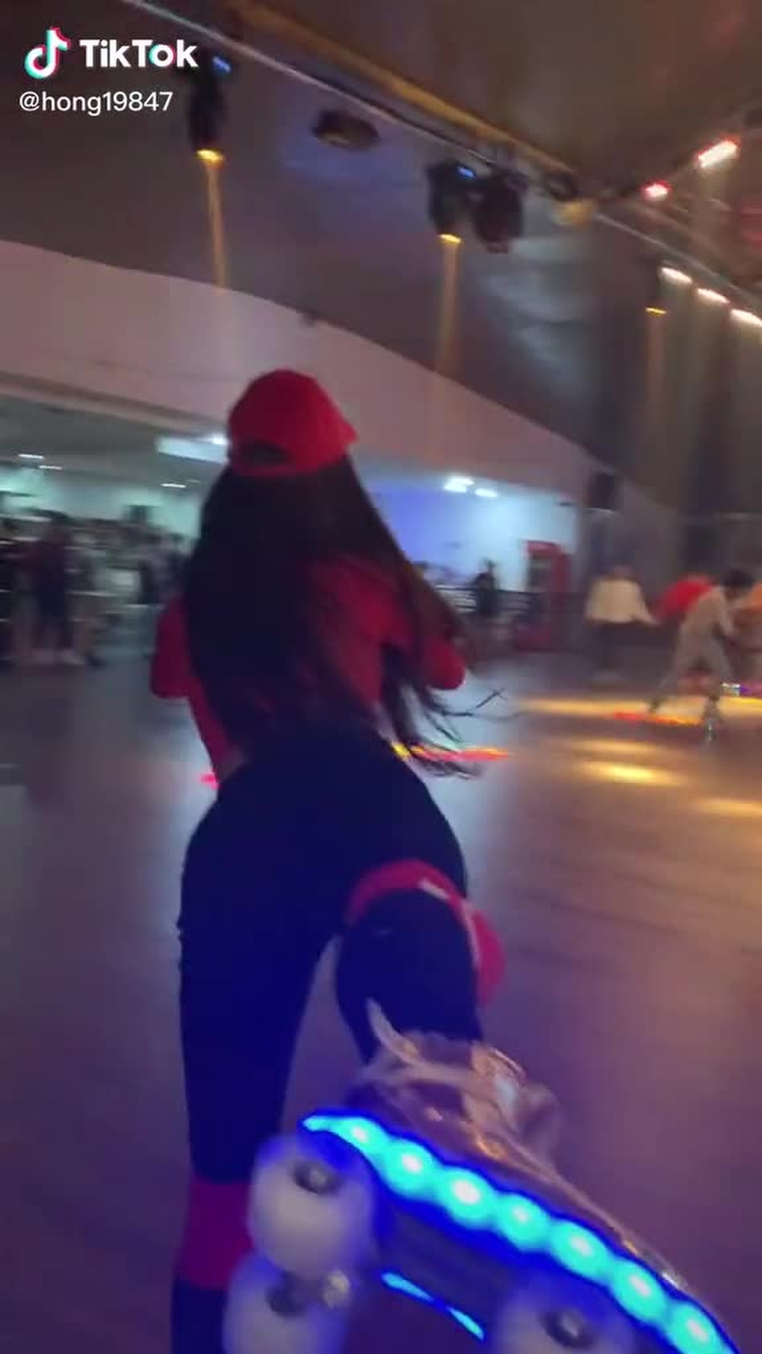 这身手，这音乐，年轻真好#chinesegirl #biutifullgrils #街拍时尚 #おすすめ