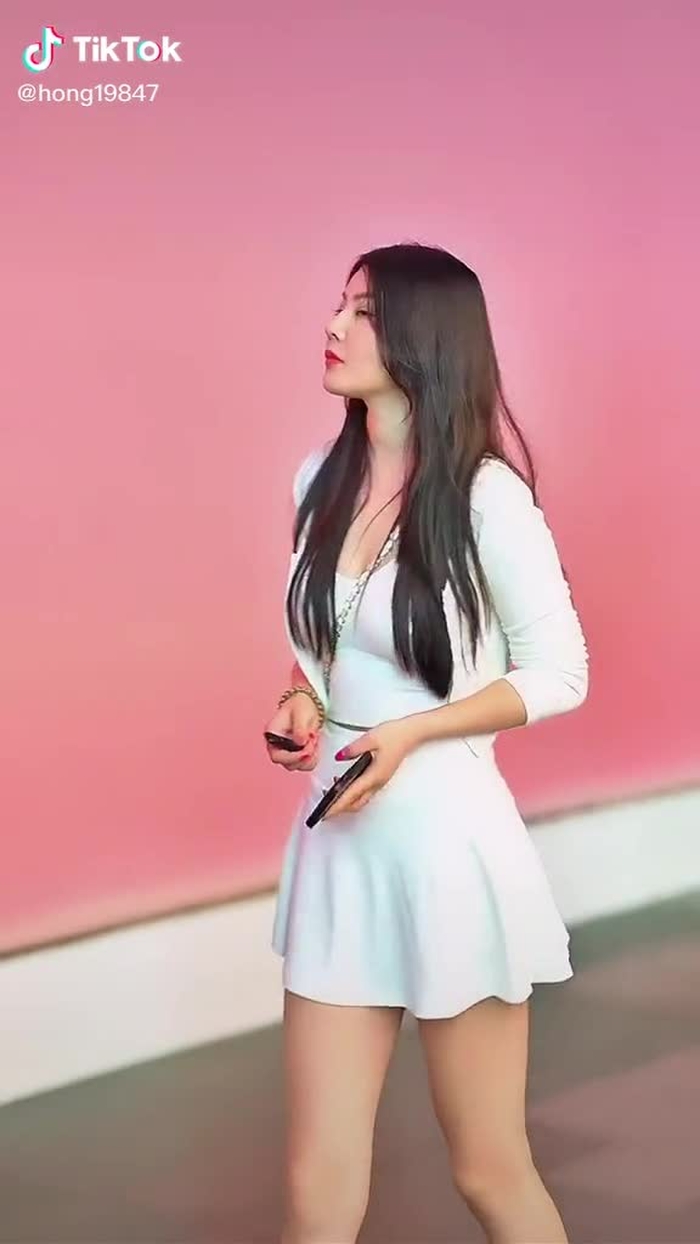 这一笑就是整个秋天#chinesegirl #biutifullgrils #街拍时尚 #大长细腿