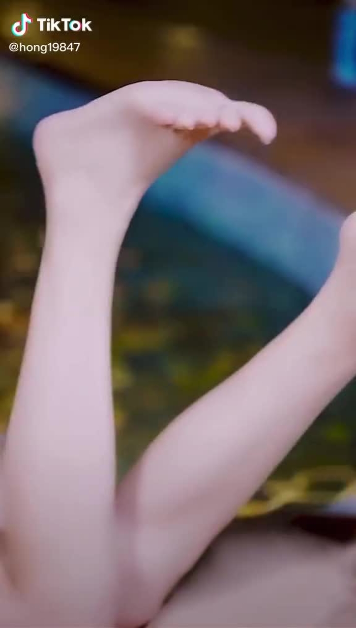 长夜漫漫无心睡眠，哥哥来呀#おすすめ #chinesegirl #街拍时尚 #大长细腿