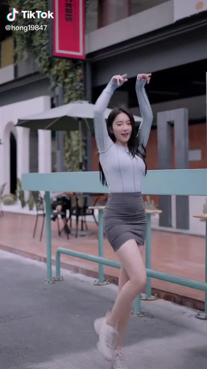 摇摆能使人快乐#おすすめ #chinesegirl #街拍时尚 #大长细腿