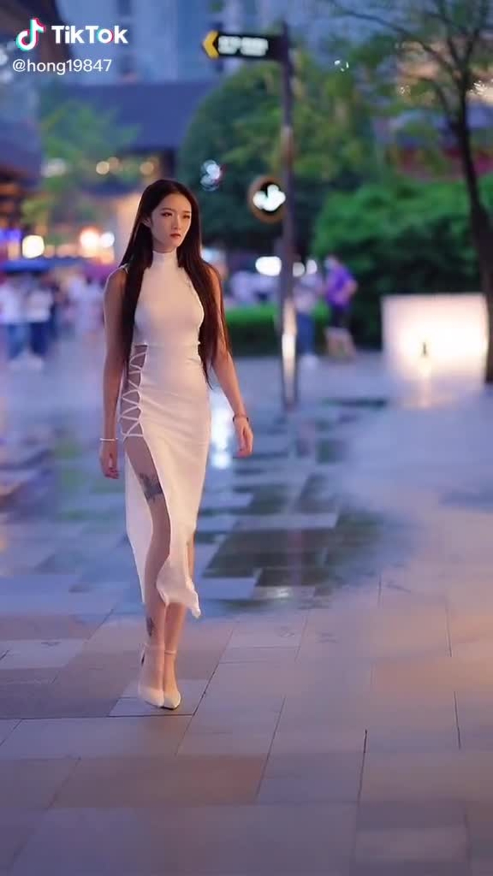 女朋友穿成这样你会让她出去吗#おすすめ #chinesegirl #街拍时尚 #美腿很重要
