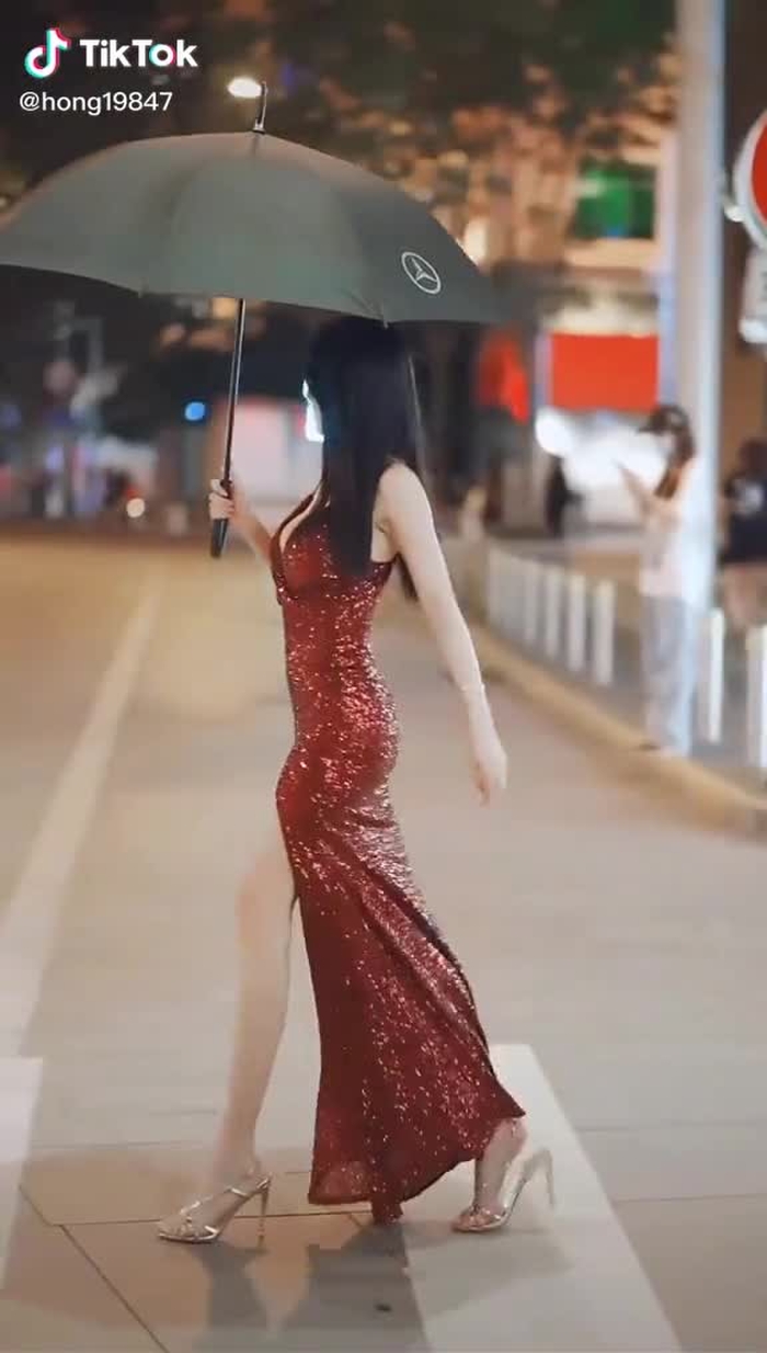 这穿着真是太美了#街拍时尚 #おすすめ #美女 #美腿很重要