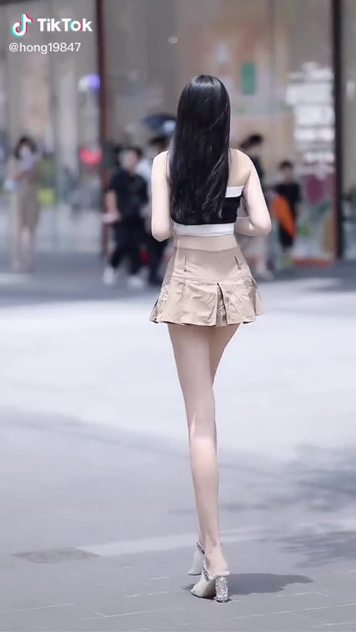 #美女 #街拍时尚 #美腿很重要 #大长细腿