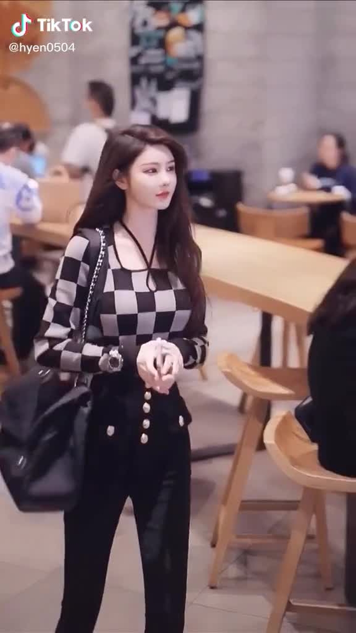重要的不是花 是仪式感 是被记在心上 是被挂念 是浪漫 是爱 是不敷衍 #chinesestreetfashion #gaixinh #chinastreetstyle