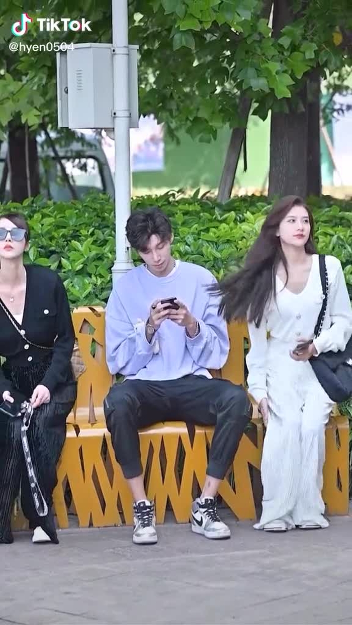 男孩子出门在外一定要保护好自己～  #chinesestreetfashion #chinastreetstyle #couple #fypシ #douyin