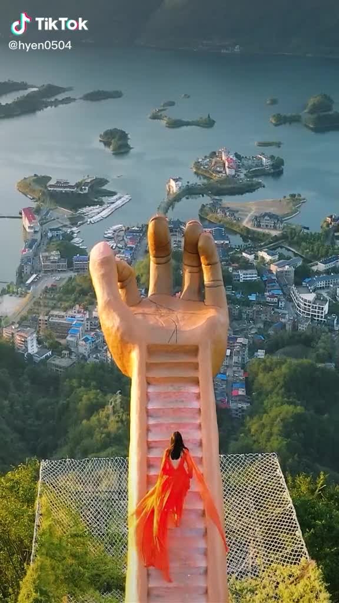 黄石天空之城佛手，果然被捧在手心，心跳会加速。#秋游天空之城 #旅行推荐官 #玩的就是心跳   #scenery #fypシ #douyin