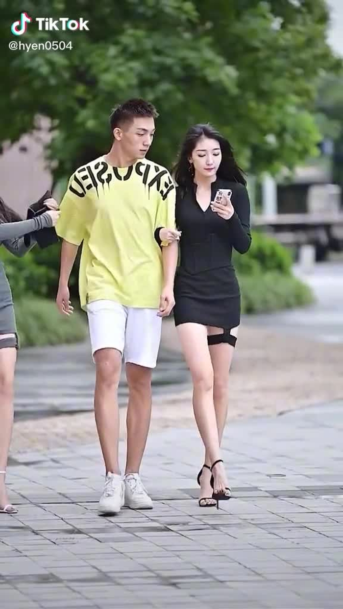 请问下，这男朋友到底哪里做错了？#chinesestreetfashion #chinastreetstyle #街拍美女 #街拍穿搭 #抖音街拍现场 #fypシ #douyin