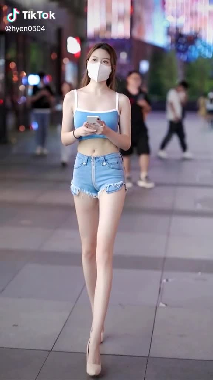 我把你们当朋友所以这是一条朋友圈#街拍 #大长腿  #chinesestreetfashion #chinastreetstyle #douyin #fypシ