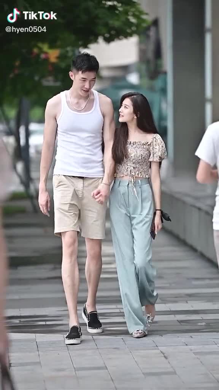 这男朋友是什么神仙操作？#fypシ #chinastreetstyle #chinesestreetfashion #streetfashion #couple #foryou #douyin