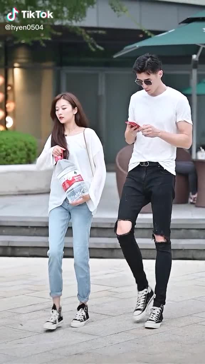 这男朋友是什么神仙操作？ #fypシ #chinesestreetfashion #streetfashion #chinastreetstyle #couples #foryou #douyin