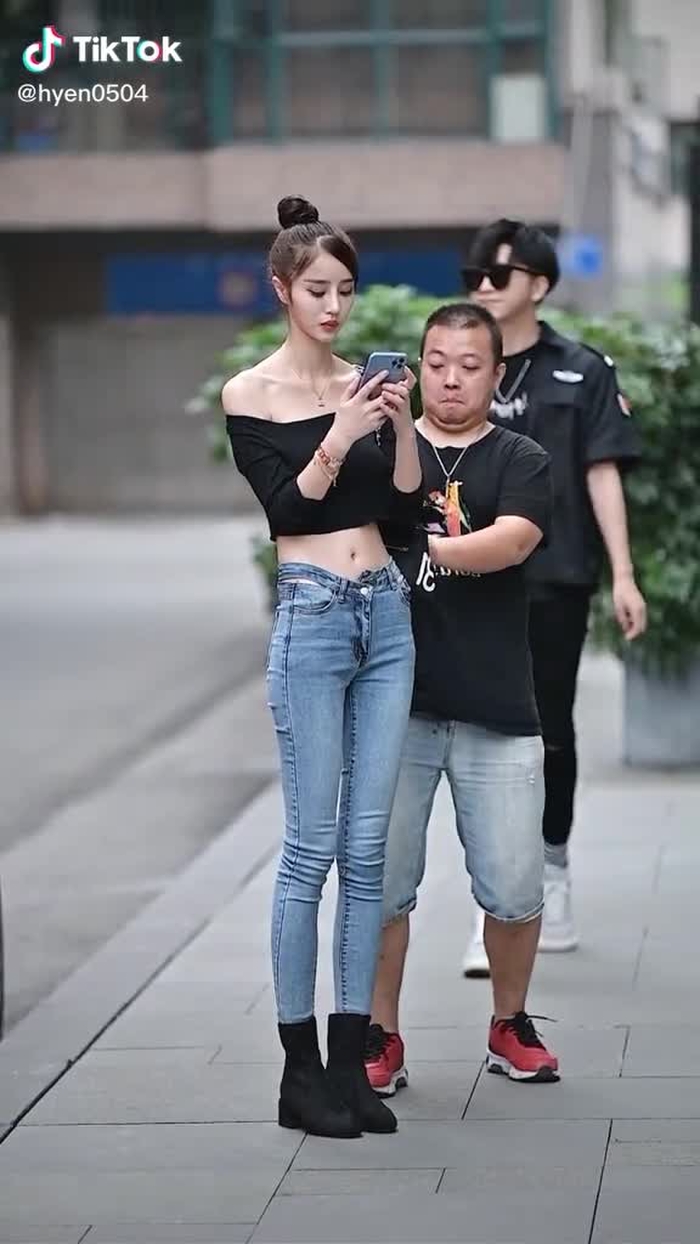 小哥哥这波操作真是绝了呀？ #fypシ #girl #gaixinh #chinesestreetfashion #streetfashion #chinastreetstyle #fashion #style #streetwear @hyen0054 @hyen405