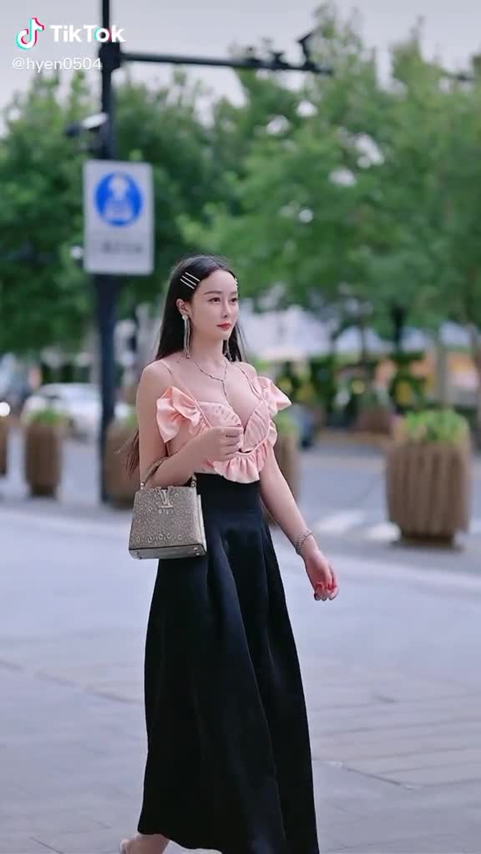 魔术对女孩来说总有一种无法抵抗的魔力 #fypシ #girl ###chinesestreetfashion #streetfashion #chinastreetstyle #fashion #style #streetwear
