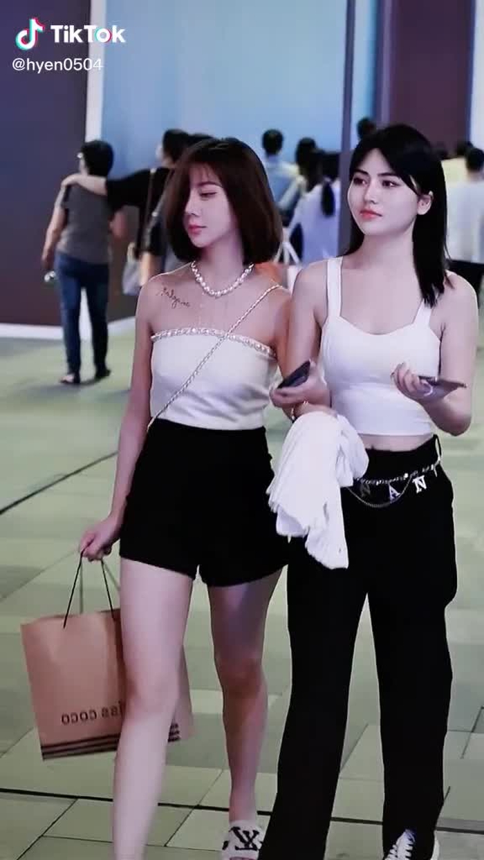 害羞的微胖成都闺蜜，谁是你找女朋友的标准呢？#fypシ #girl #gaixinh ##chinesestreetfashion #chinastreetstyle #streetfashion #fashion #style #streetwear