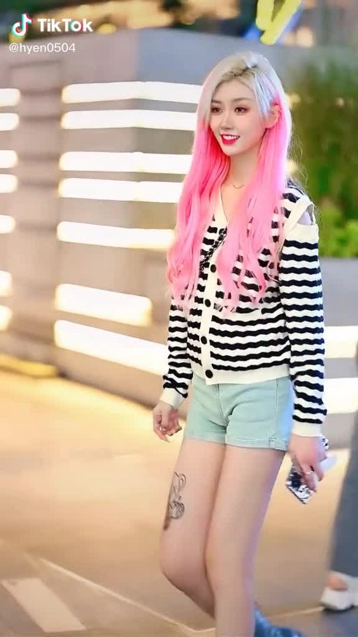 粉色秀发让秋日夜色分外迷人 #fypシ #girl #gaixinh #chinesestreetfashion #streetfashion #chinastreetstyle #style #fashion #streetwear