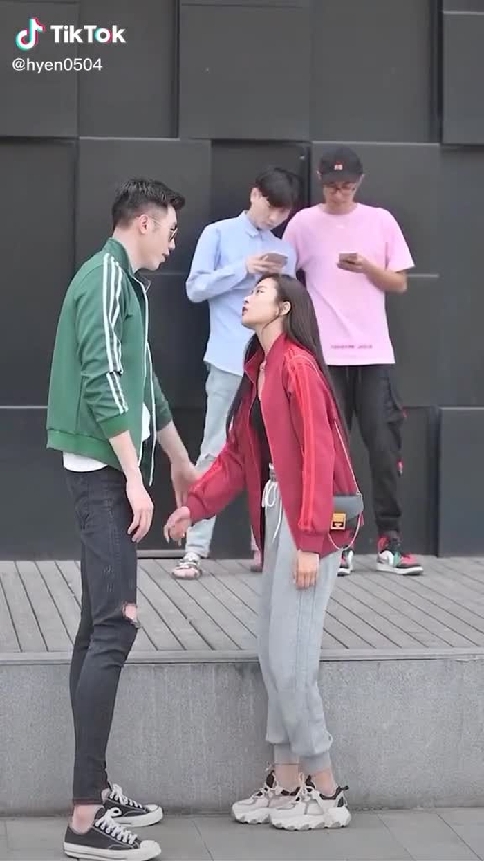后面的两个兄弟可能看不下去了  #fypシ #chinesestreetfashion #chinastreetstyle #streetfashion #fashion #streetstyle #style #streetwear