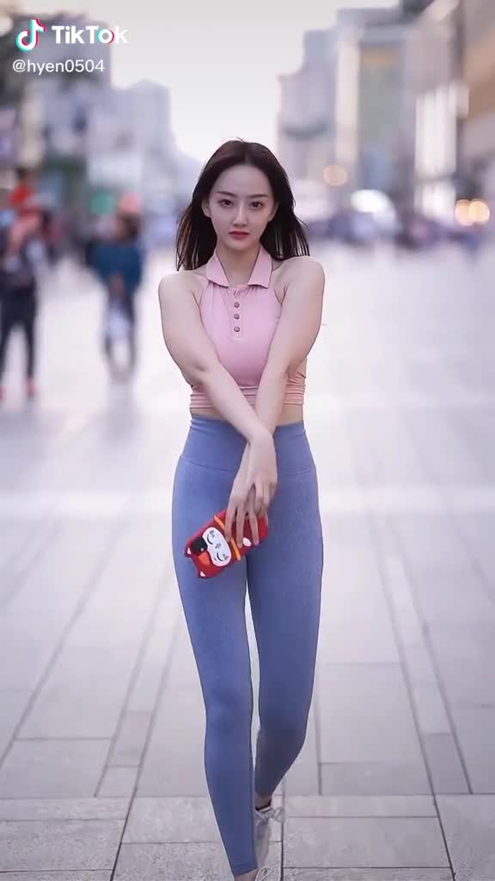 谁规定了必须要锥子脸瘦成白骨精才是美女，亲爱的女孩，你的肉肉也很可爱。#chinesestreetfashion #chinastreetstyle #gaixinh #streetfashion #streetstyle #streetwear #fypシ #douyin
