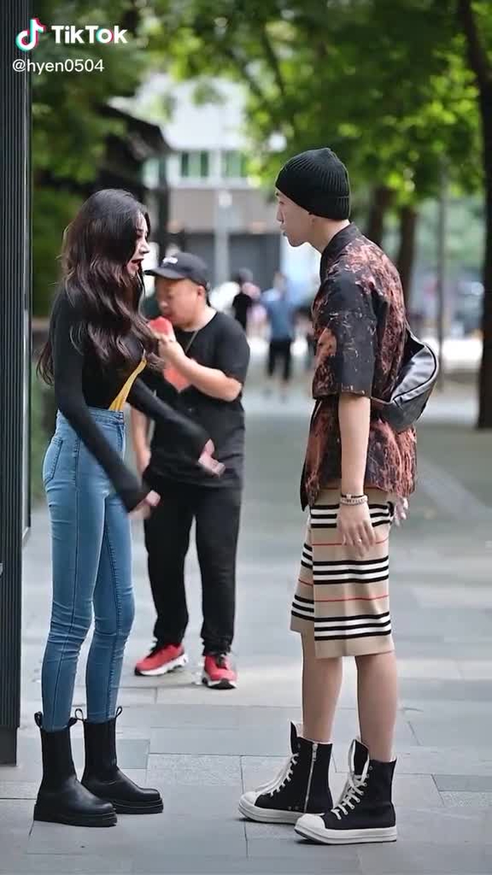 大叔，这吃瓜群众不好当吧？#chinesestreetfashion #chinastreetstyle #gaixinh #couple #streetwear #streetstyle #fypシ #douyin