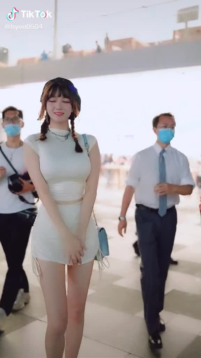 在商务步行街这样美女随处可见吗🧐🧐🧐  #chinesestreetfashion #chinastreetstyle #gaixinh ##fypシ #douyin