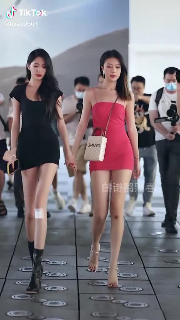 成都车展小姐姐 主要看气质。#fypシ #girl #gaixinh #chinesestreetfashion #streetfashion #chinastreetstyle #style #fashion #streetwear