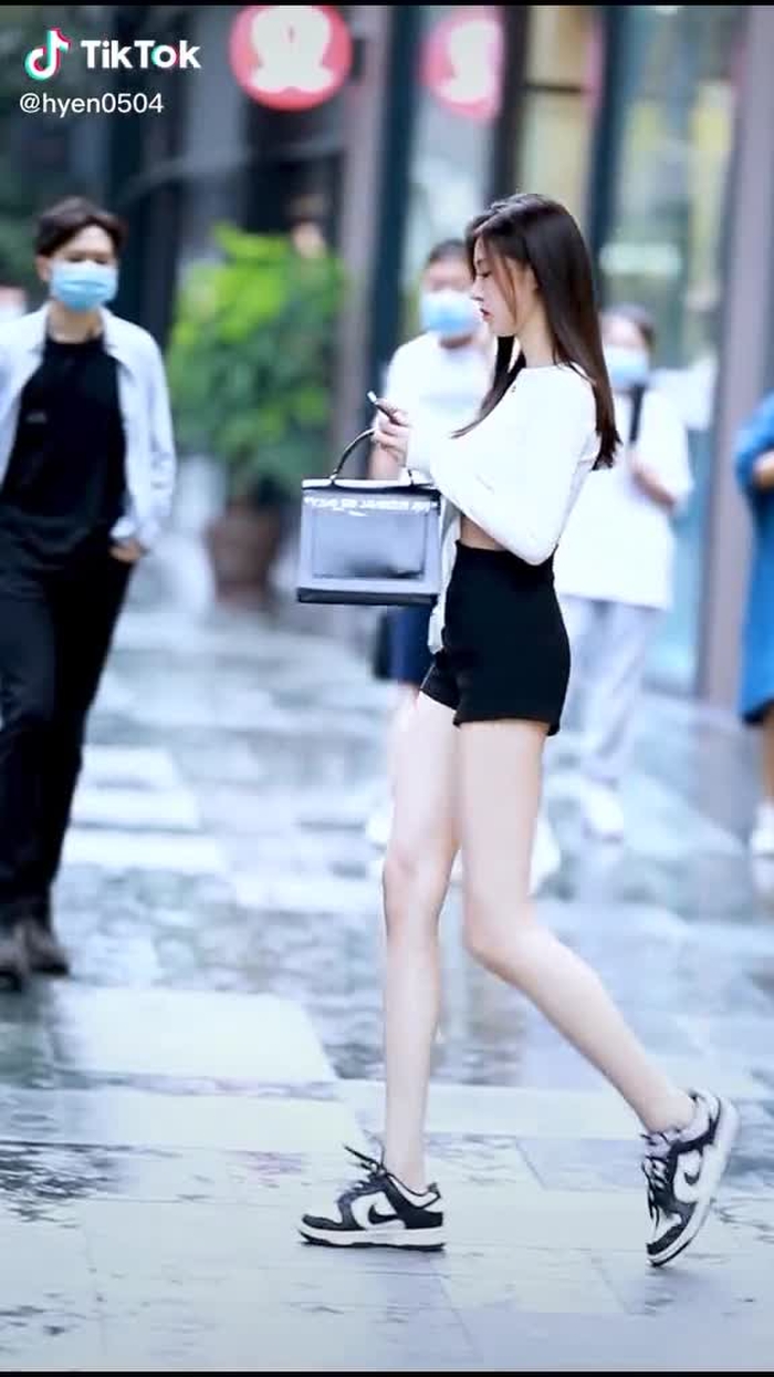 想打喷嚏没打出来 都怪你没多想我一点 #gaixinh #chinesestreetfashion #streetfashion #fypシ