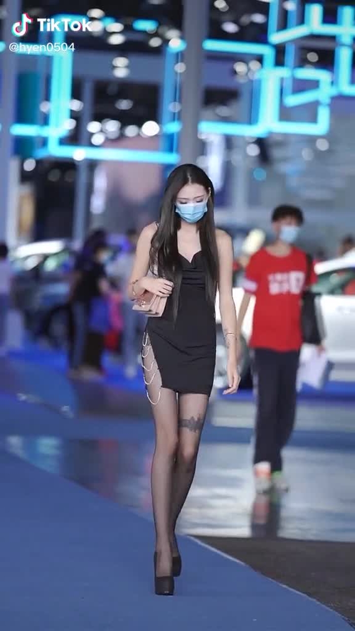 来逛车展的美丽小姐姐 #gaixinh #chinesestreetfashion #streetfashion #fypシ #streetfashion2021 @hyen405 @hyen0054