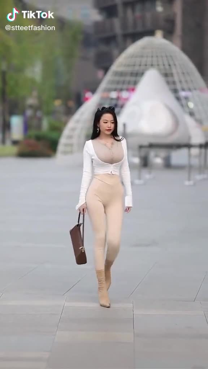When do you get home when you have a girlfriend like this?@moemoehierarch