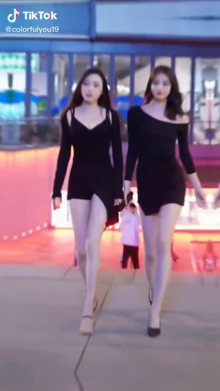 Wow, sexy twins. Choose one you like🤗#hotgirl #beautifulgirl #girls #beauty #foryou #fyp #foryoupage