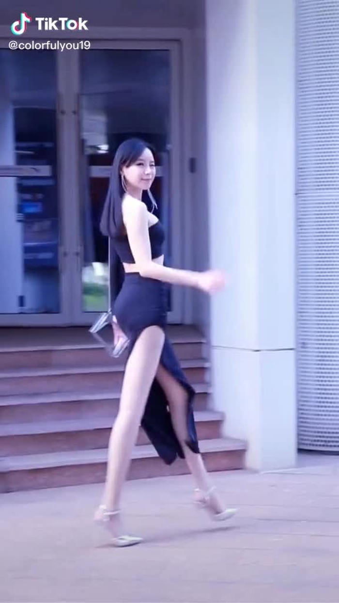 So hot😍😍😍#sexy #beautifulgirl #streetstyle #foryourpage #fyp #foryou #girls