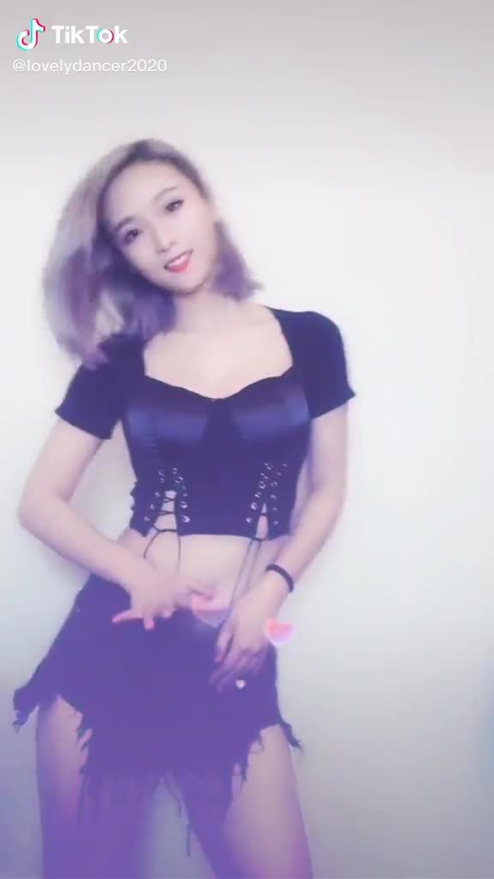 She is so hot and I lose control 💋👄👄#beautiful #sexybody #beautifulgirl #foryou #fyp #dancer #dance