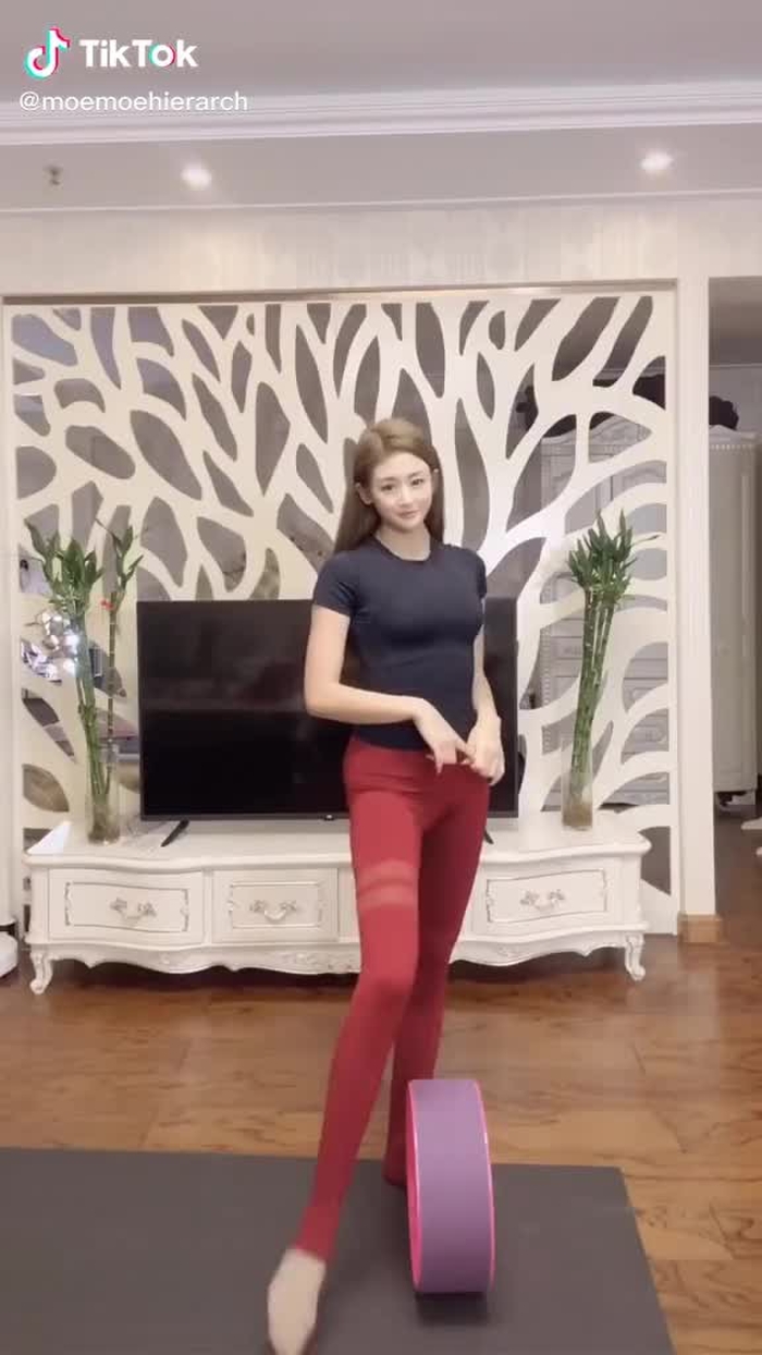 The girl's amazing balance