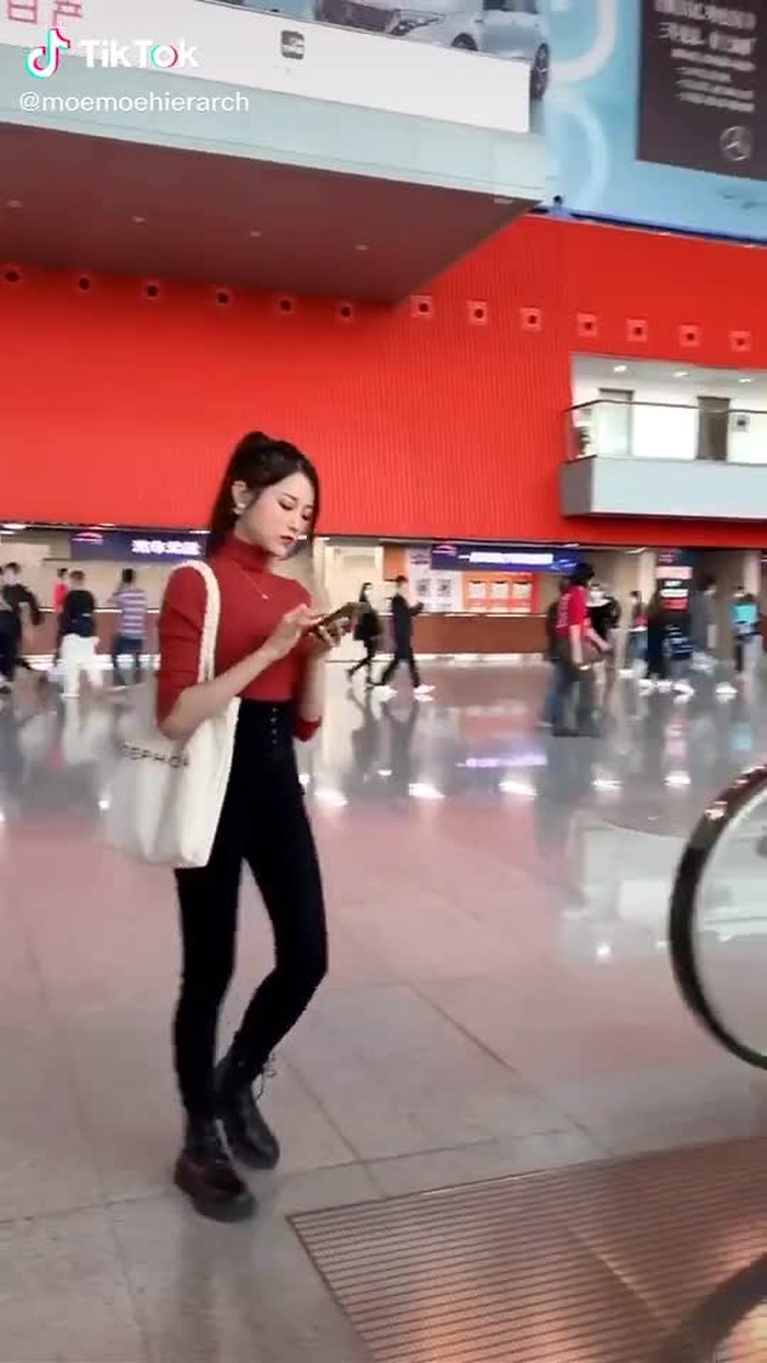 It's easy to make mistakes when you play your phone while walking