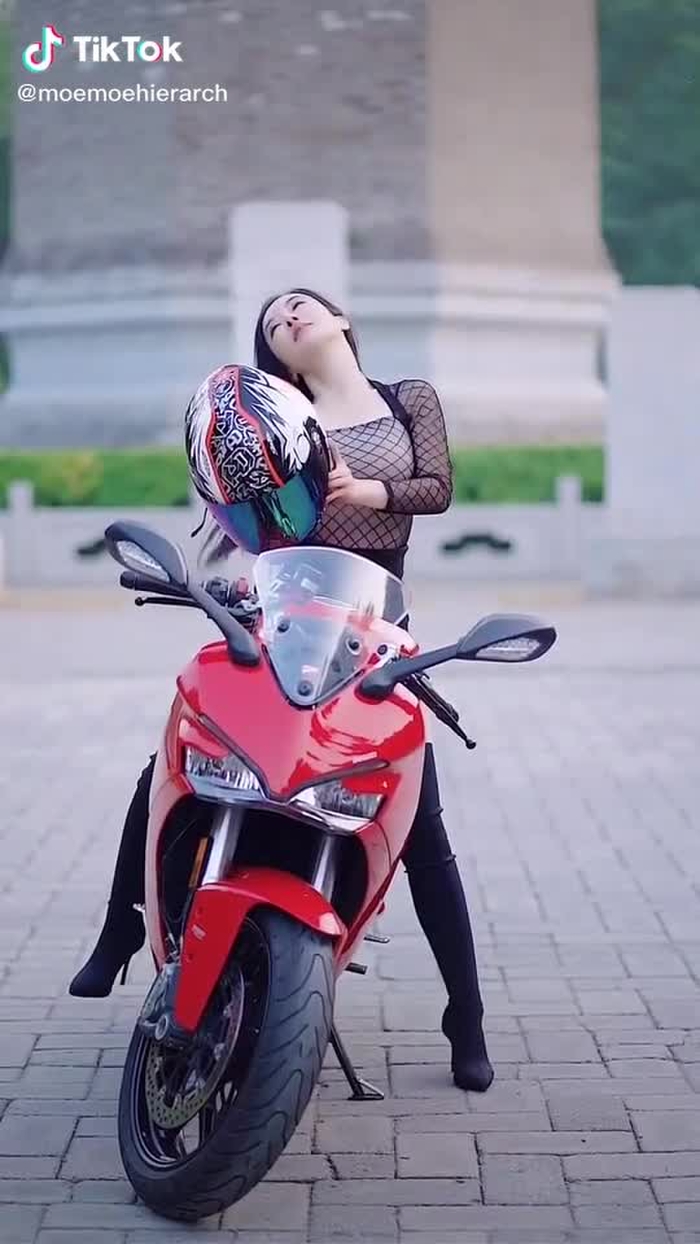 Such a girl is so cool!