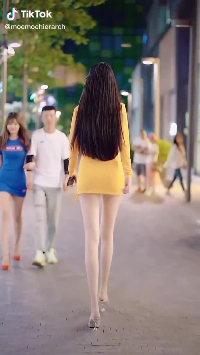 The man walks in the street, sees the leg long little elder sister to be able to see all the time