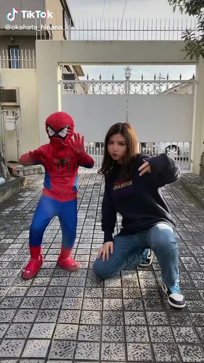 スパイダーマン動きにツボる姉☺️#ざぶーん #おすすめ乗りたい #運営さん大好き #スパイダーマン #弟 #姉弟 #fyp #dance #ののかちゃん #tiktokハロウィン #spiderman
