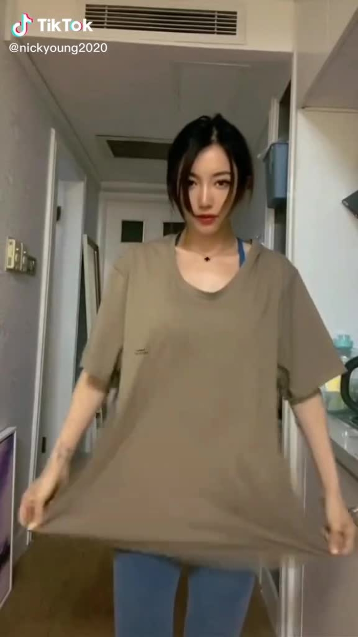 You never know what hides behind the T-shirt😍#tshirtchallenge #prettygirl #asianbeautydetector