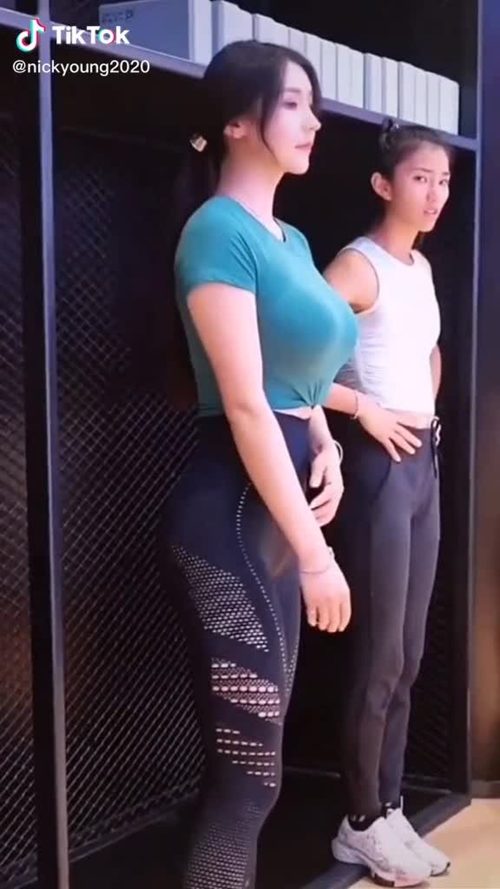 the girl on the right side was like🤑🤑🤑