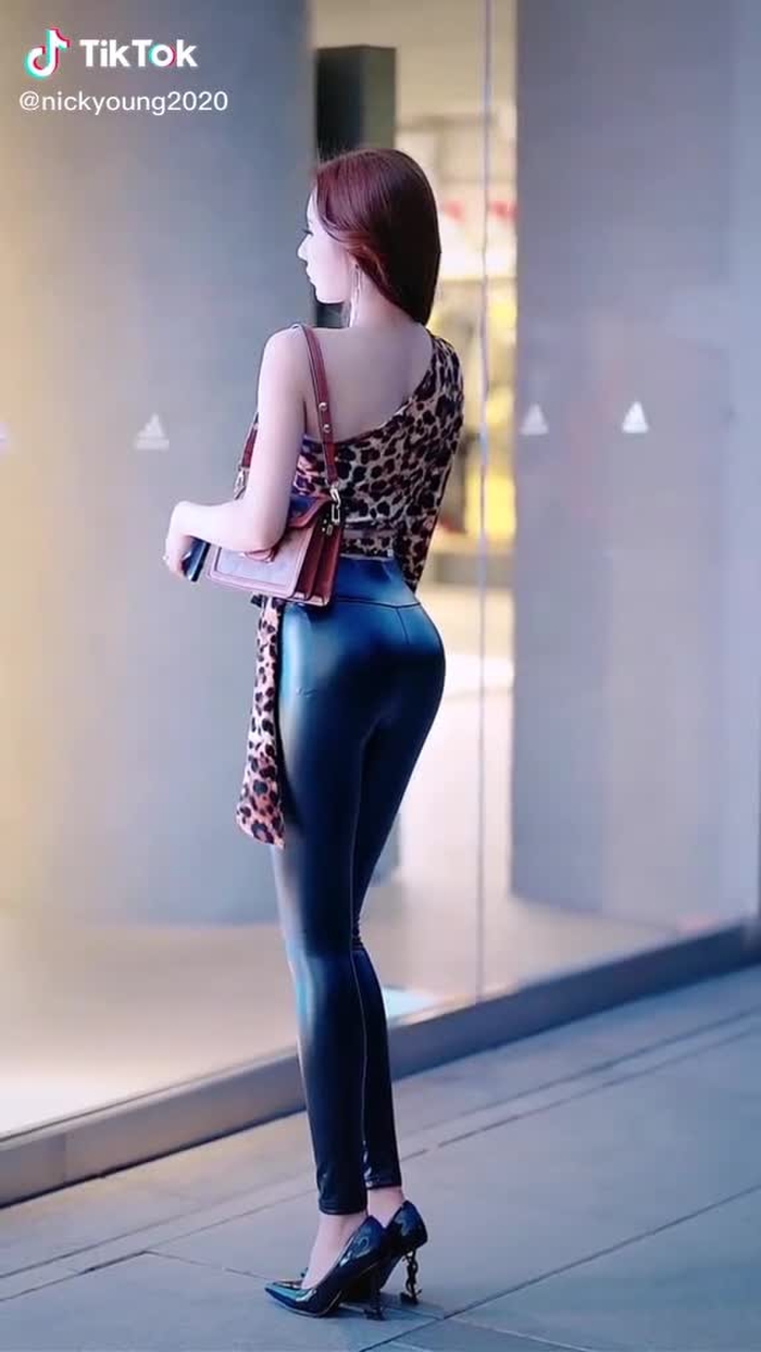 please use one word to describe her... pants🤪🤪#asisnbeauty #chinastreetstyle #chinastreetwear